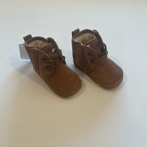 (Size: 0/1) Baby UGG Neumel Boots & Beanie NWT